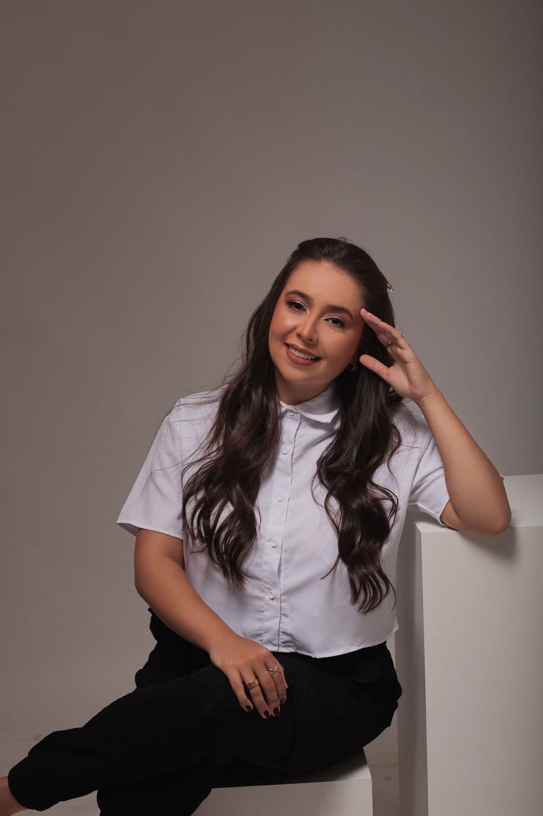 Marina Ribeiro em retrato profissional, camisa branca